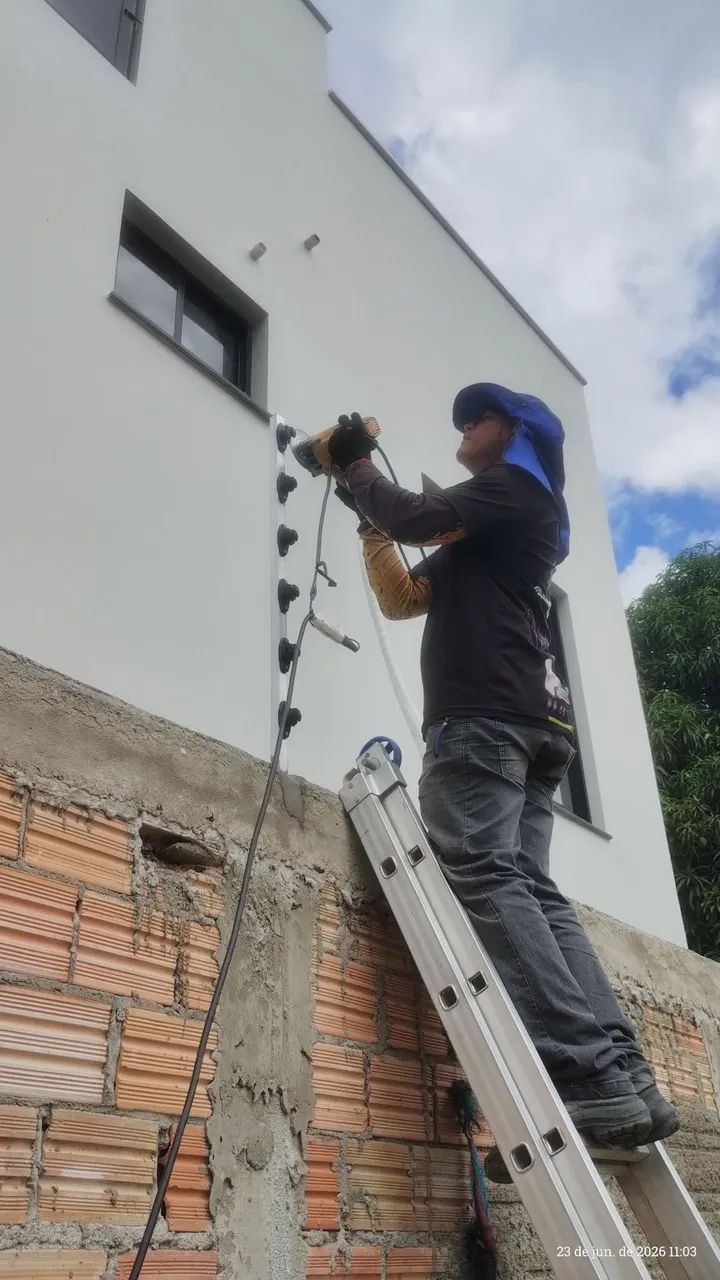 Precisa-se de ajudante 