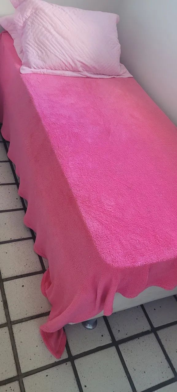 Cama Box solteiro com colchão. 