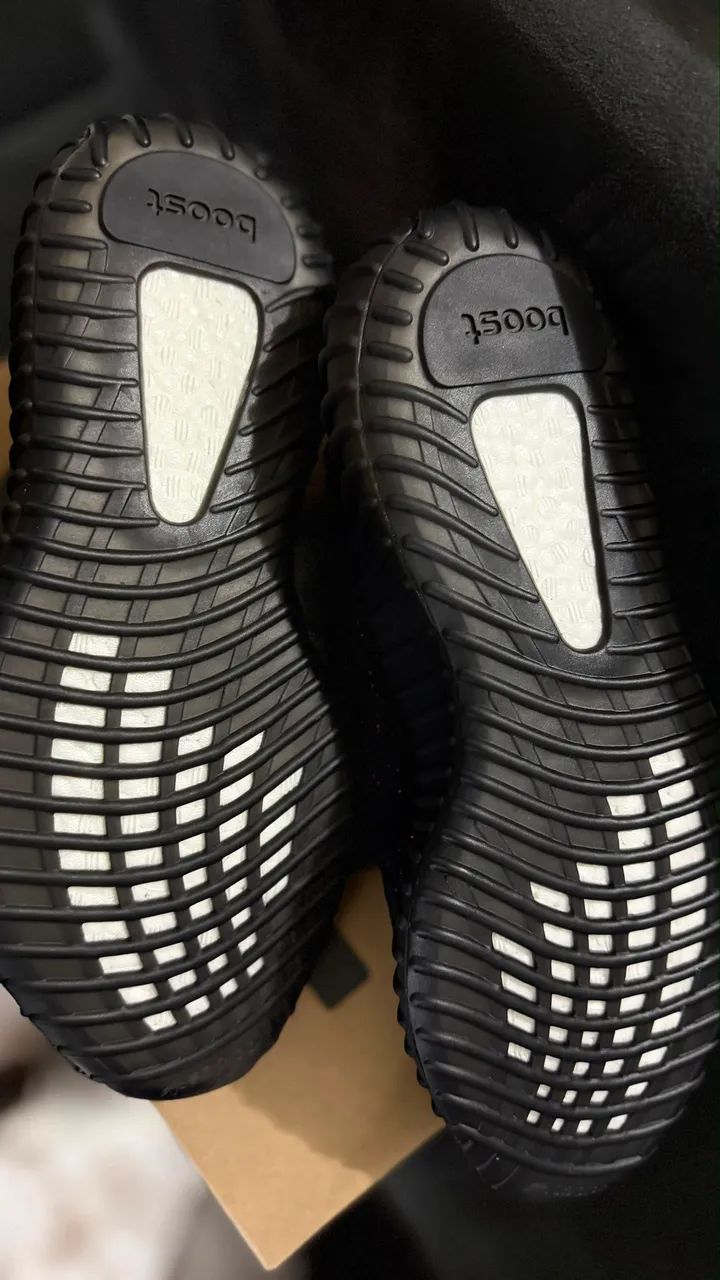Yeezy Boost 350 v2 Core Black Red  - Foto 4
