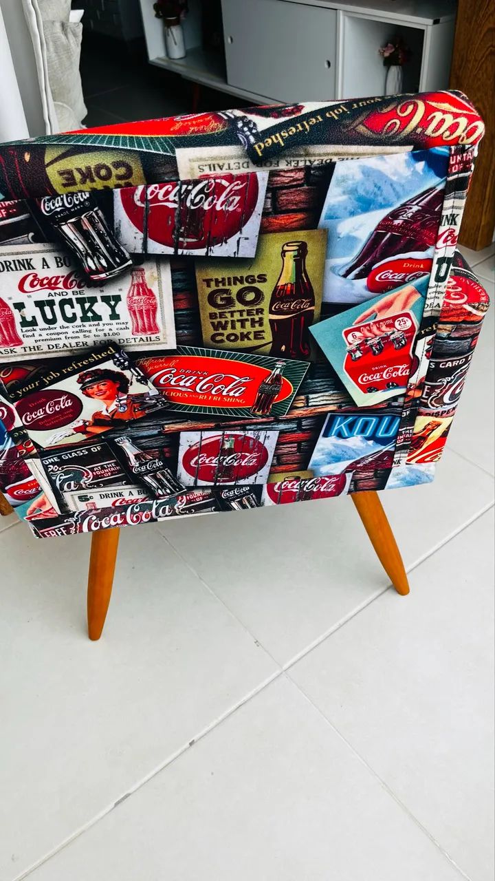 Poltrona decorativa  tecido suede da coca cola  - Foto 3
