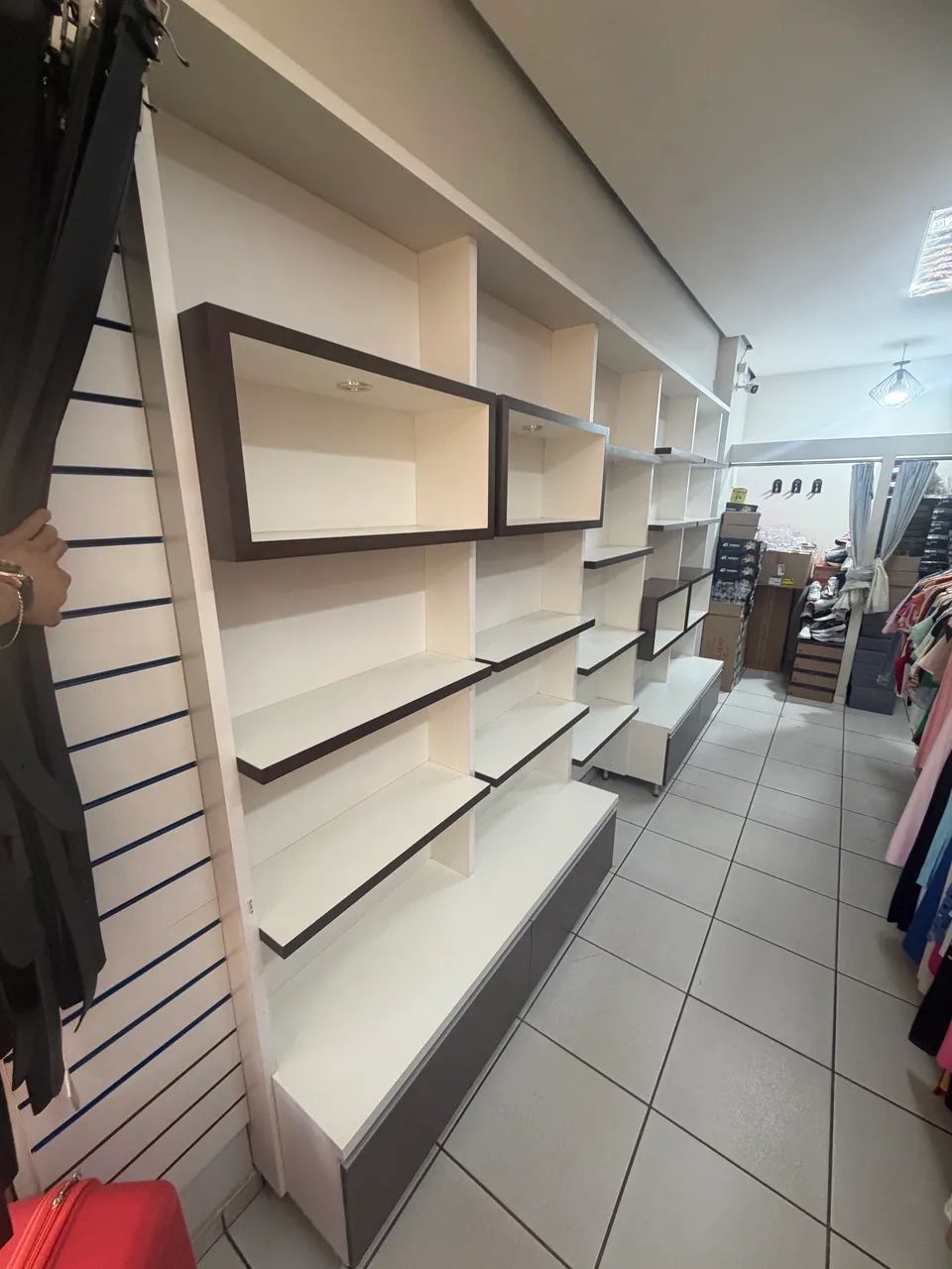 OPORTUNIDADE - MÓVEL EXPOSITOR COMPLETO EM MDF PARA LOJA - Foto 3