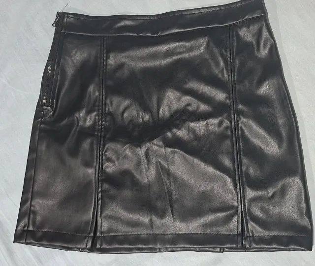 Vende-se saia couro fake. Nova. Tamanho 40