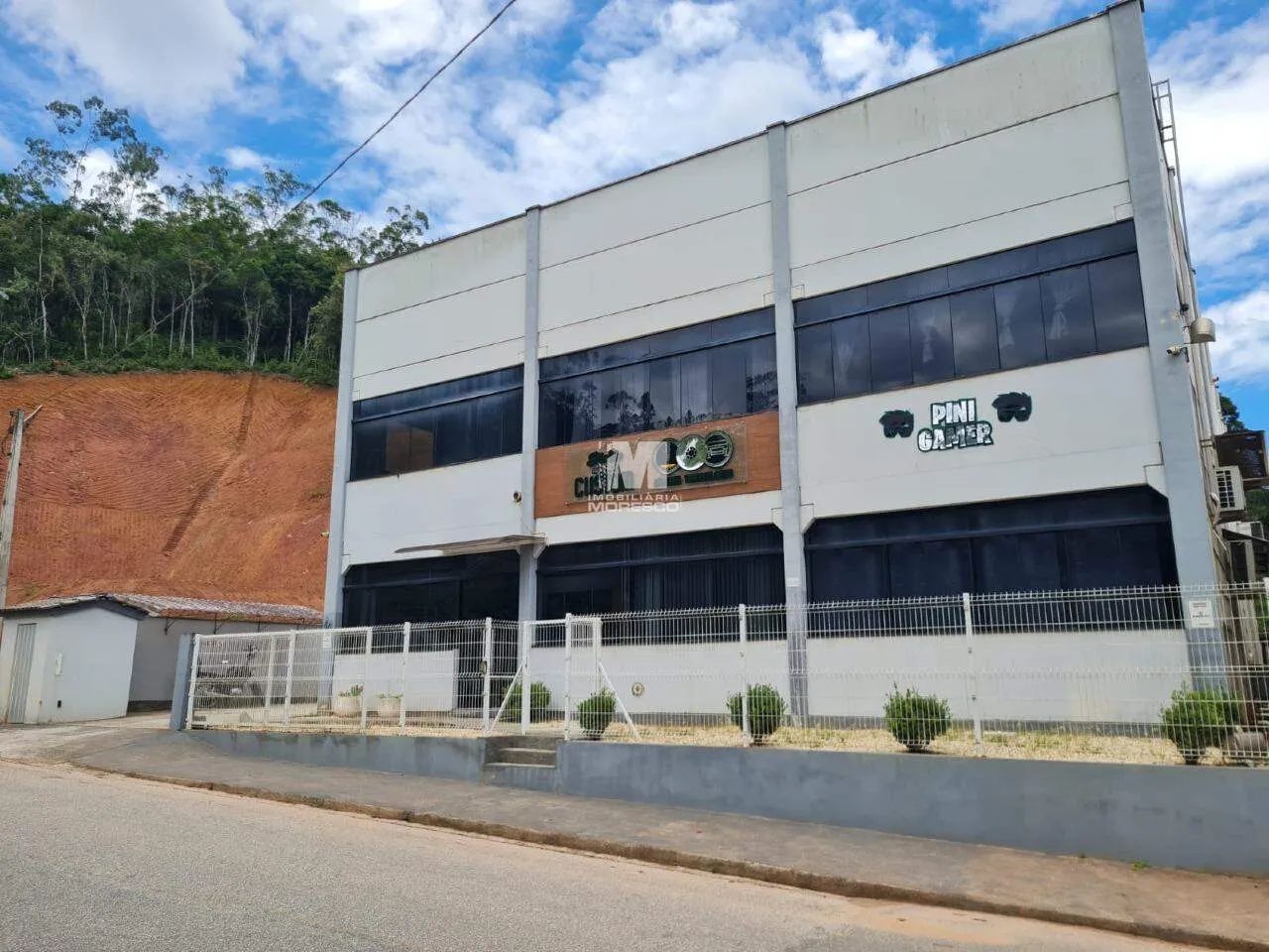 EXCELENTE GALPAO - PRIMEIRO DE MAIO - Foto 2