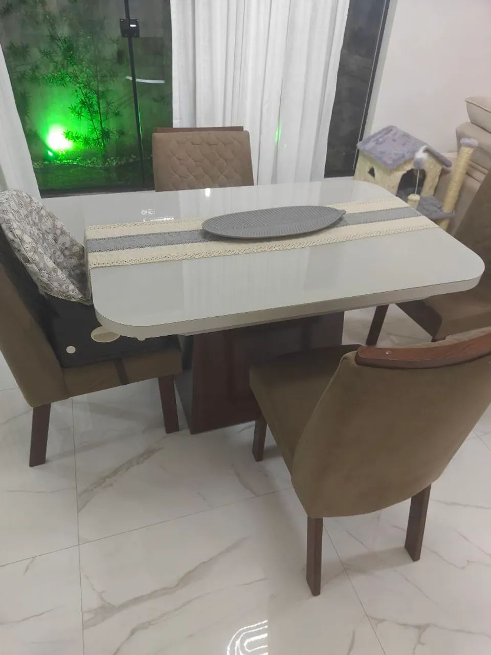 Mesa de jantar em excelente estado64985887549314120