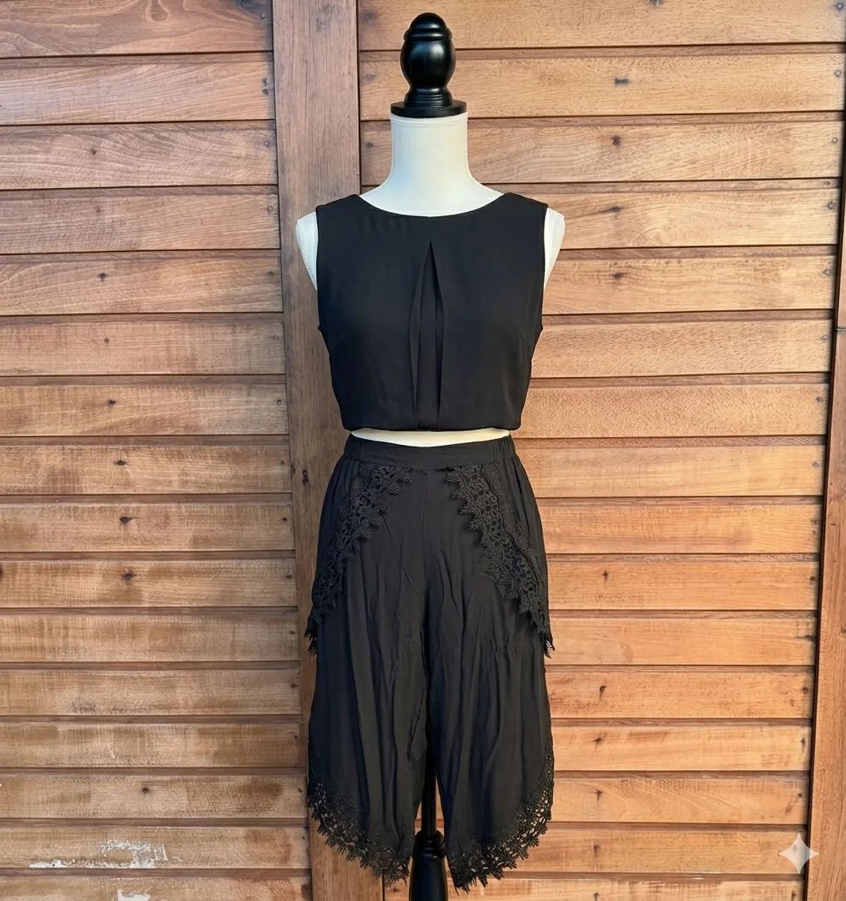 Calça pantacourt preta com detalhes de renda  - Foto 2