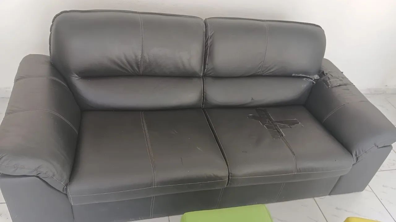 Sofá 3 lugares em couro Cor Preta faço a entrega grátis  - Foto 3