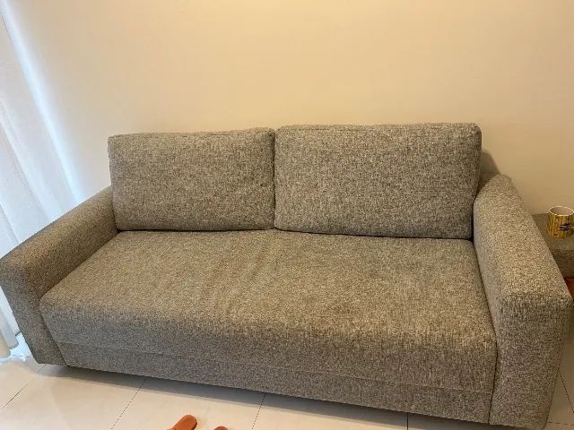 Sofá linho cinza 3 lugares- tok stok- com pequenos detalhes
