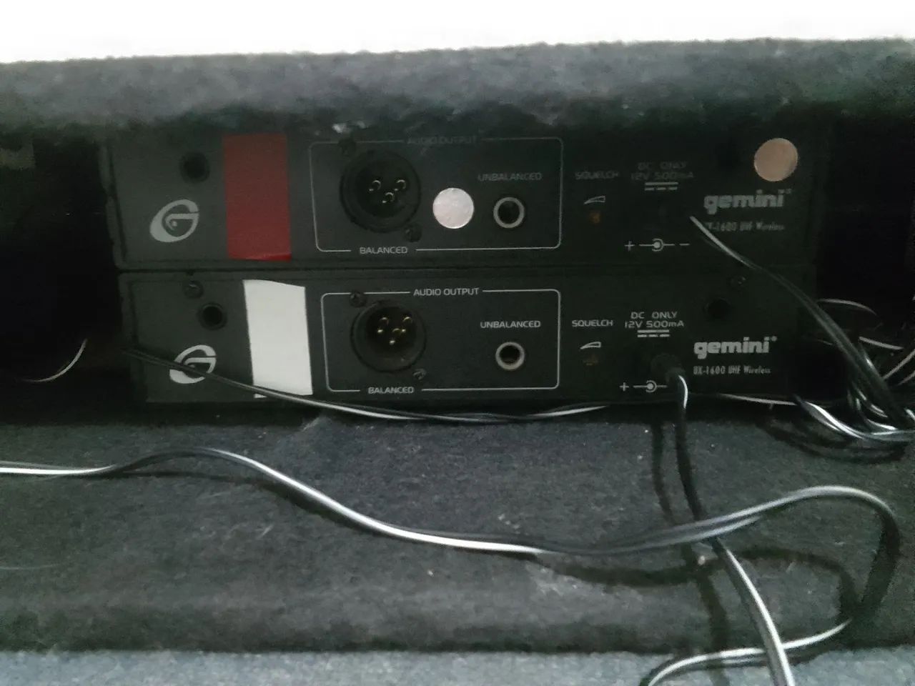 Microfones sem fio ux1600uhf com plugue p10 e balanceado 2pilhas gabinete - Foto 2