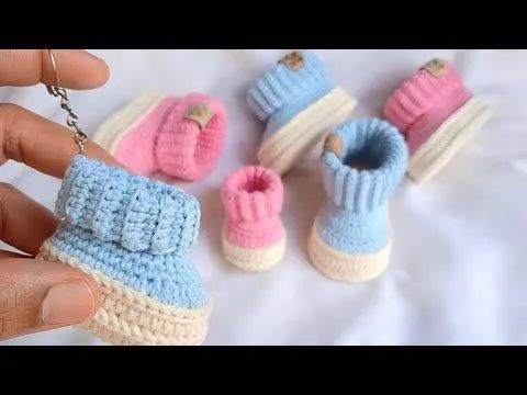 Chaveiro de sapatinho crochê 