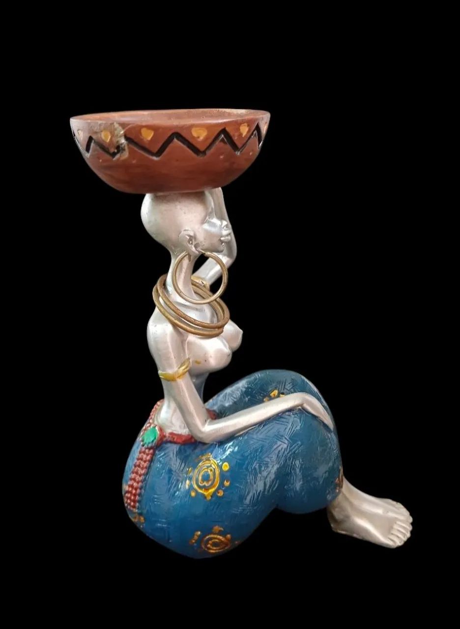 Belíssima estatueta decorativa em resina de mulher africana, peça única.  - Foto 3