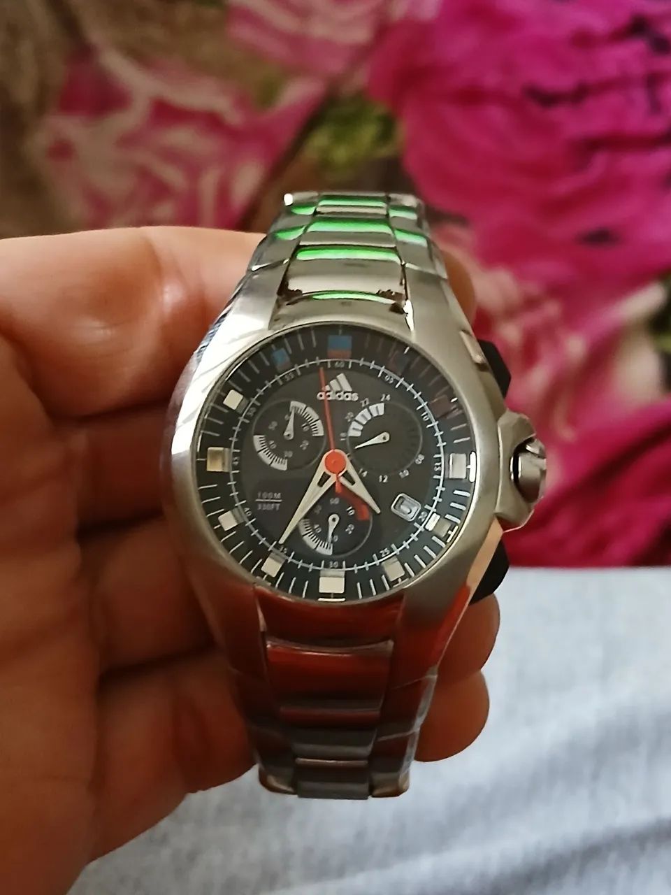 Relógio Adidas modelo ADP1132, apresentando uma caixa e pulseira de aço inoxidável