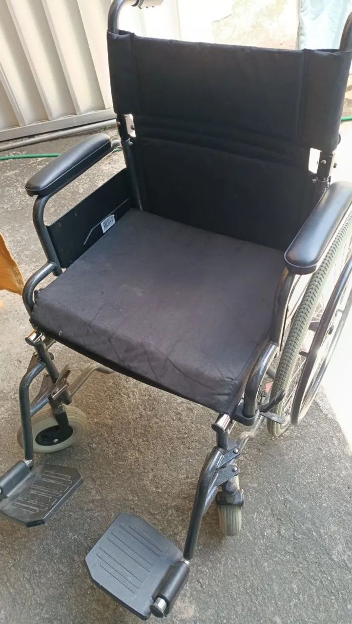 Vendo cadeira de roda - Foto 2