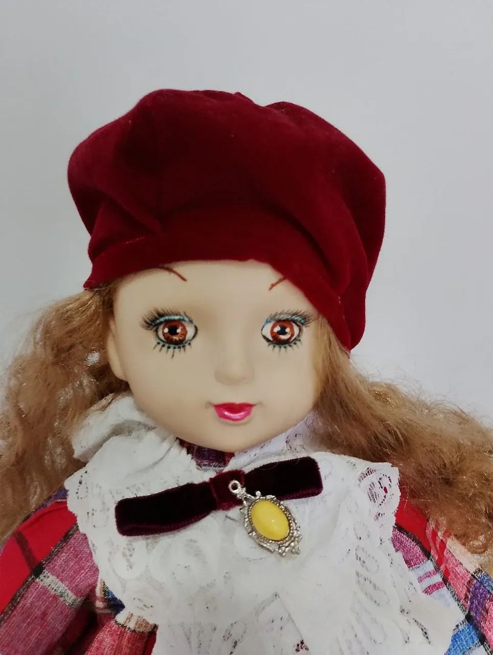 Boneca de pano com rosto de porcelana  - Foto 2