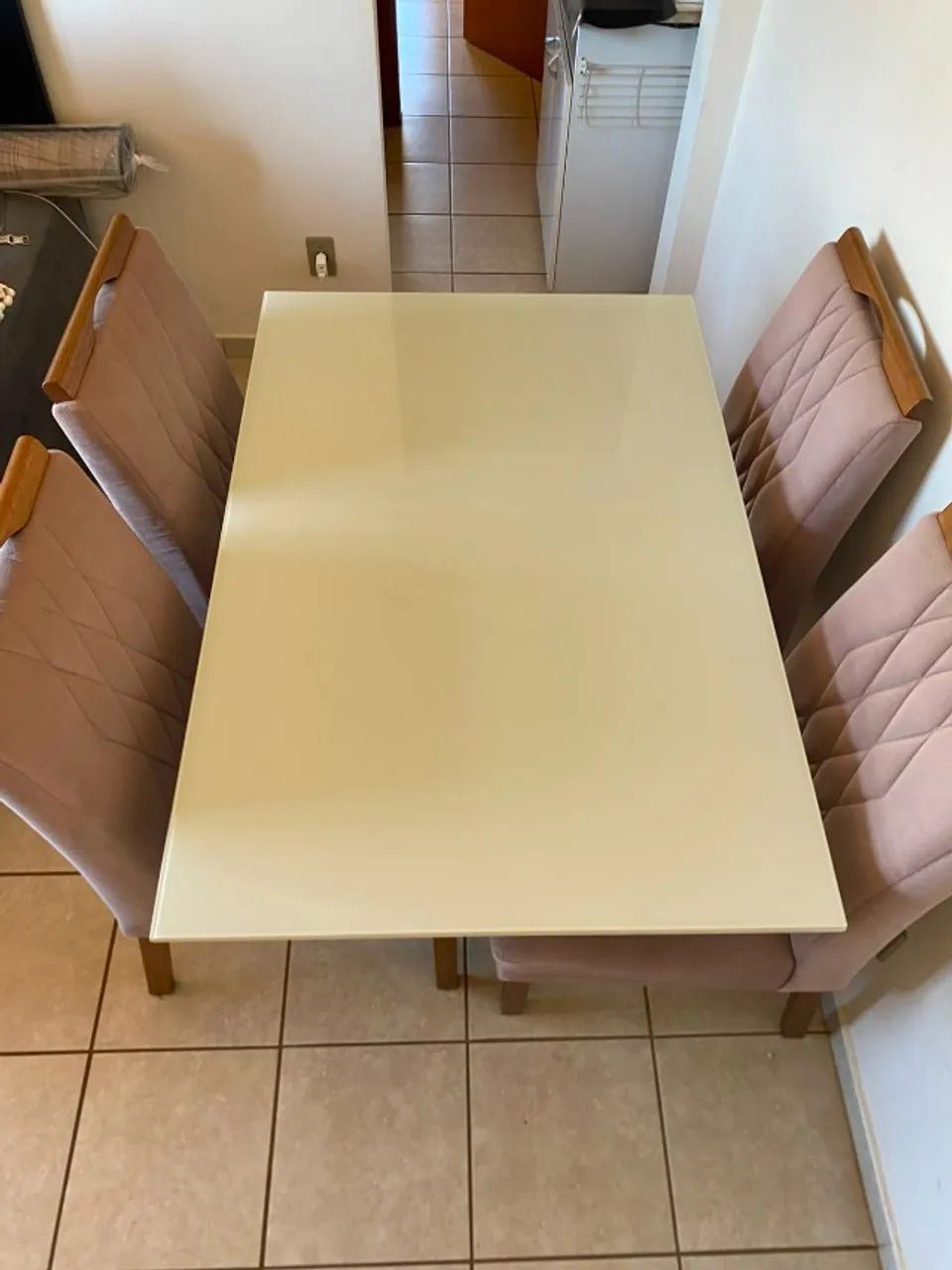 Mesa em Laca com tampo de vidro + 4 cadeiras - NOVA - 1,20 X 80cm - com Cadeiras - Foto 2
