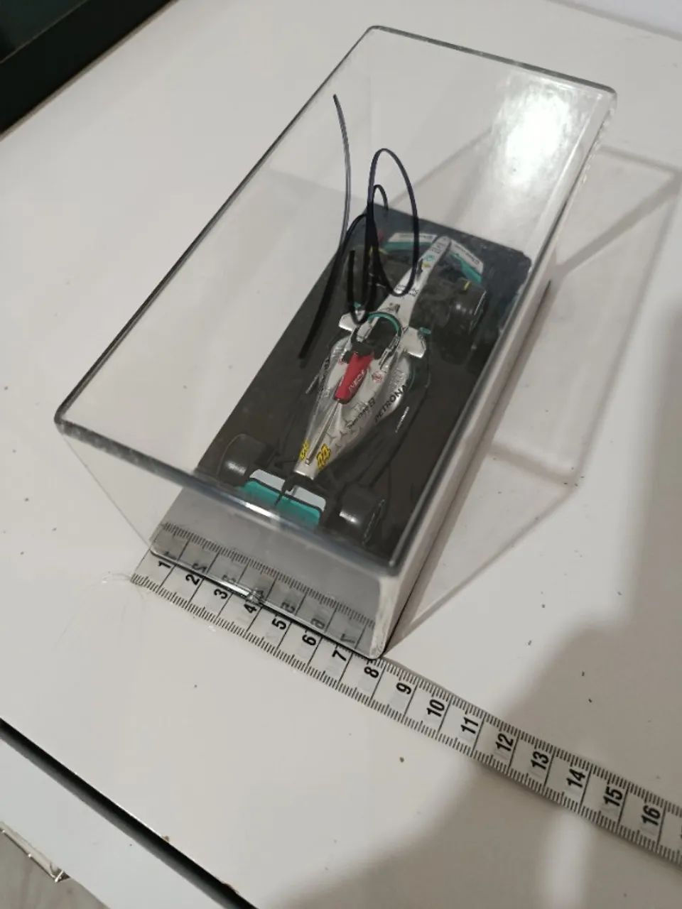 Replica F1 Mercedes autografado Louis Hamilton  - Foto 2