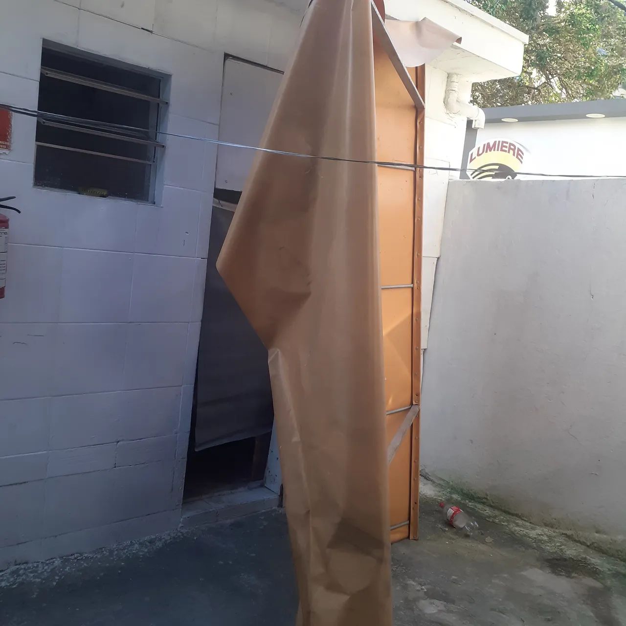 Toldo em Bom estado só  lavar - Foto 2