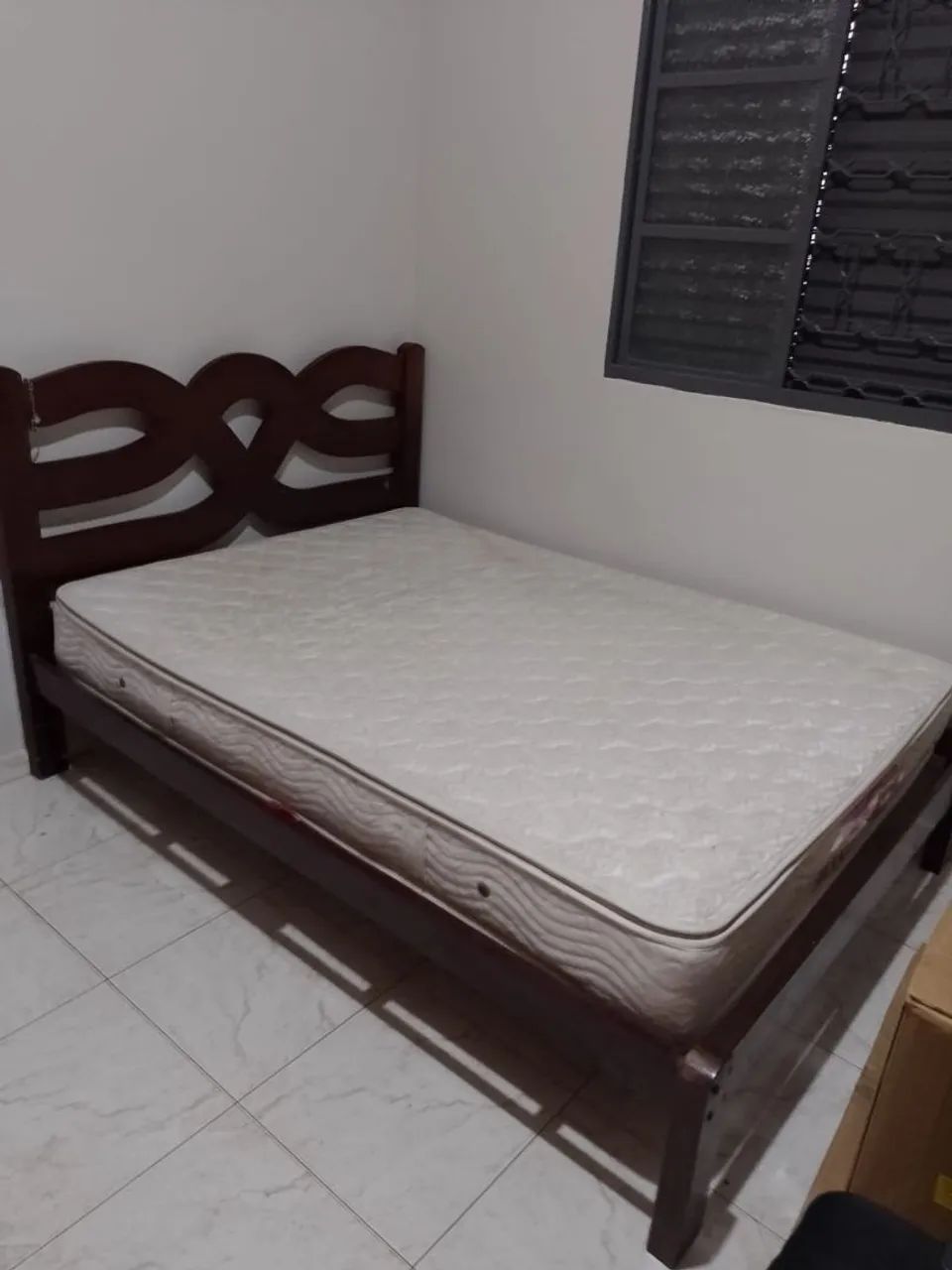 Cama de madeira de casal 