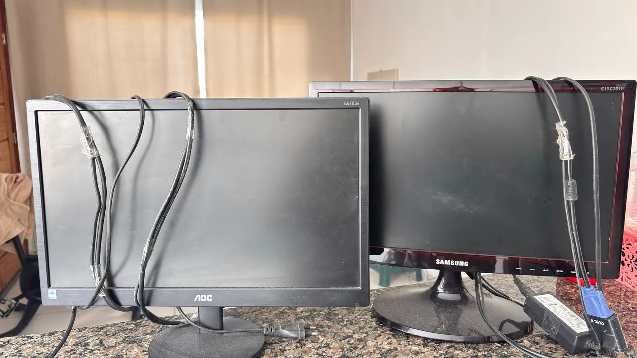 Vendo dois monitores
