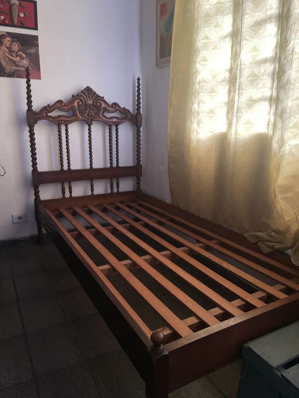 Cama de solteiro antiga