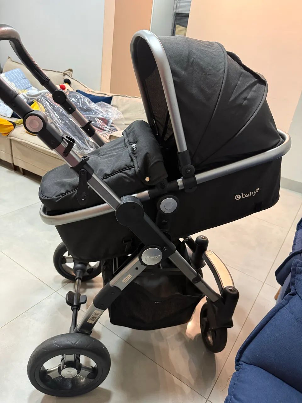 Vendo carrinho de bebê com bebê conforto  - Foto 4