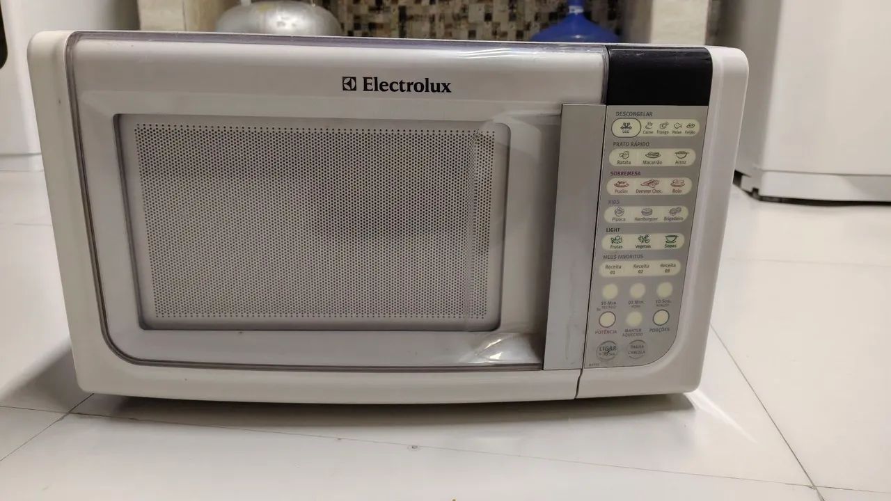 Microondas eletrolux 31 litros com marcas de uso, funcionando perfeitamente.