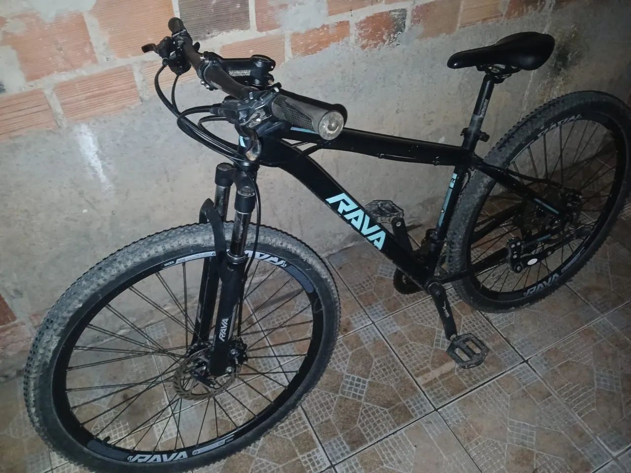 MTB RAVA ARO 29 COM DETALHE AZUL FREIO A DISCO  - Foto 5