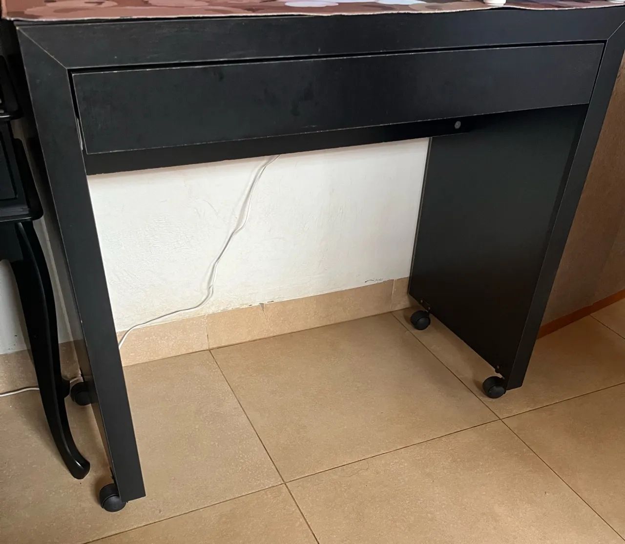 Escrivaninha Preta com Gaveta e Rodinhas