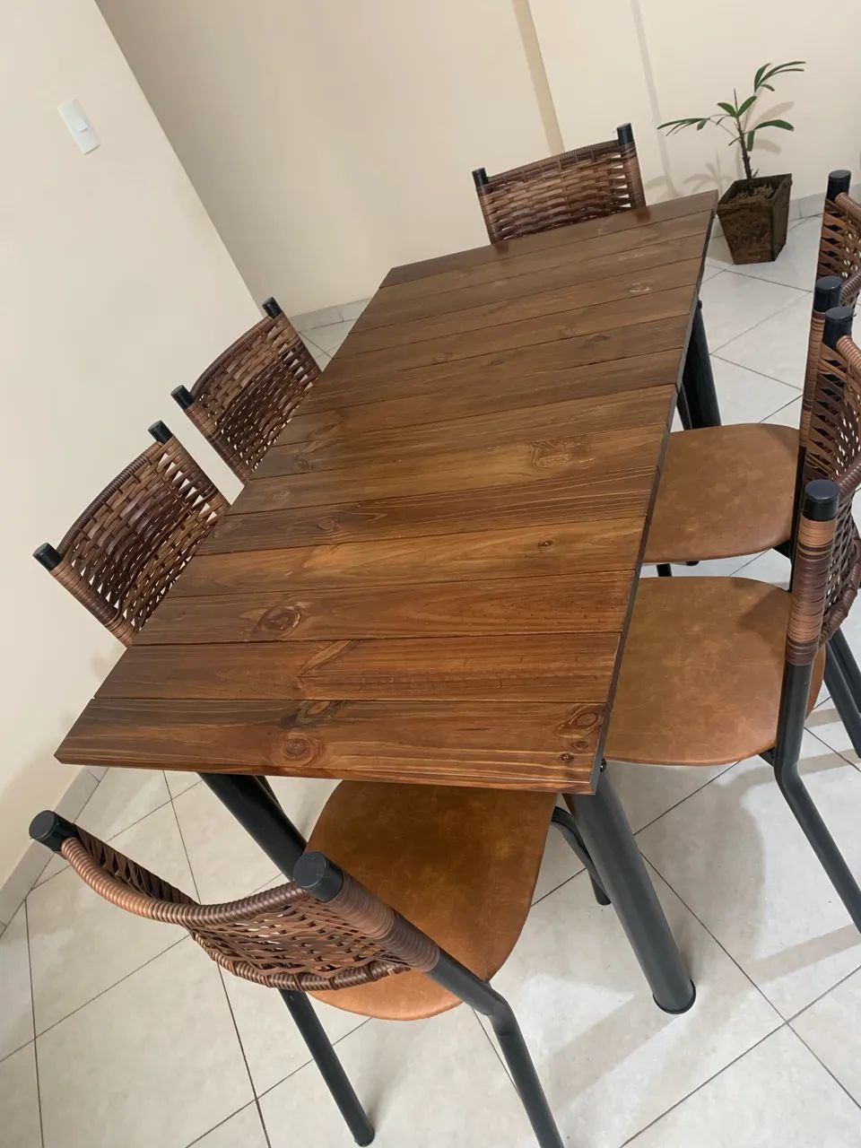 Mesa de tampa de madeira maciça, nova, zerada, com 6 cadeiras - Foto 4