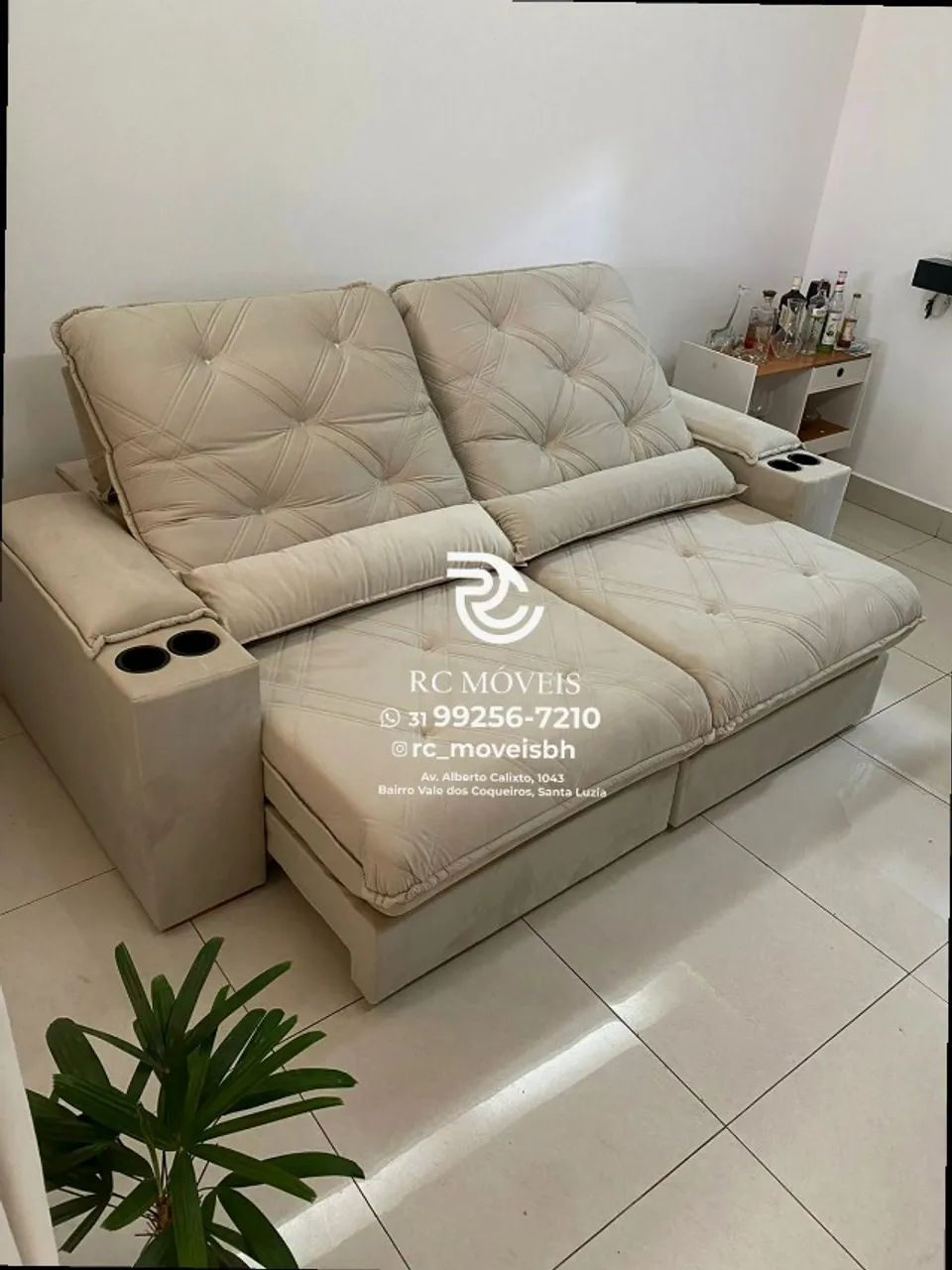 Sofá Retrátil Reclinável Cuiabá com Porta Copos D33 Molas Ensacadas