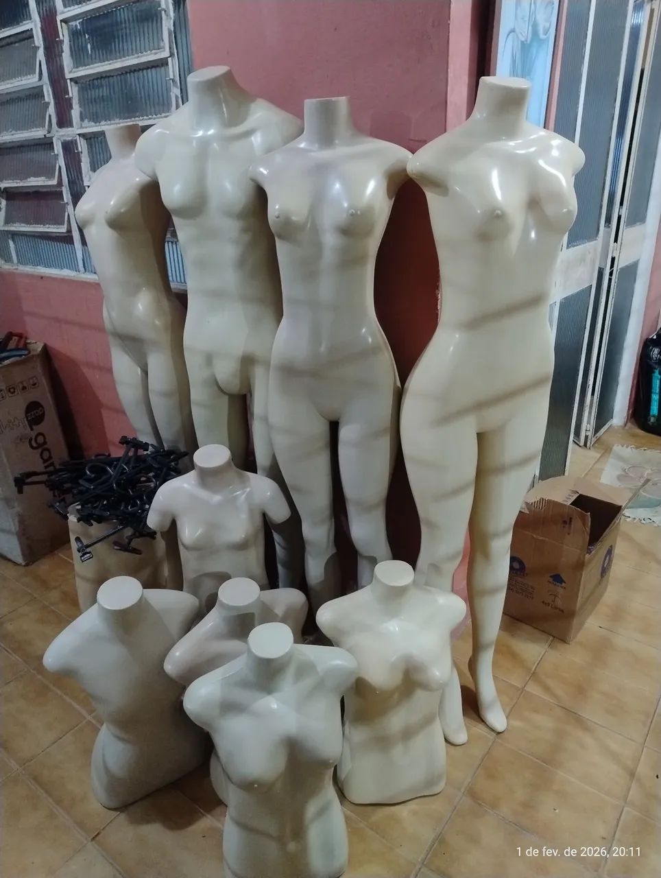 Manequins em excelente estado e cabides - Foto 4