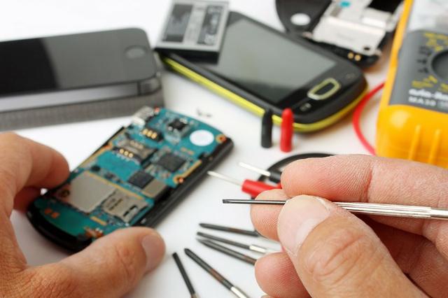 Precisa-se de um técnico em celular