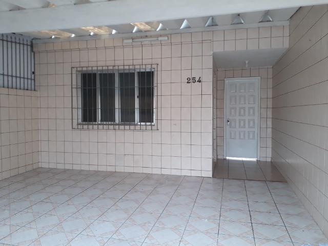 Casa 2 dormitórios em rua pública Praia Grande bairro boqueirão
