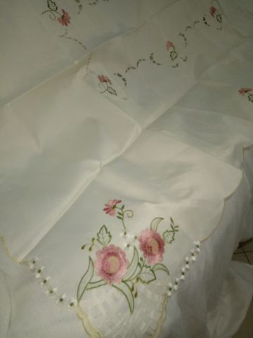 Linda toalha bordada com rosas 2m