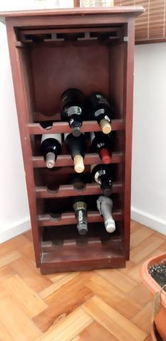 Porta vinhos e taças de madeira