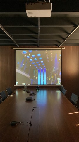 Instalação de projetor e tela 