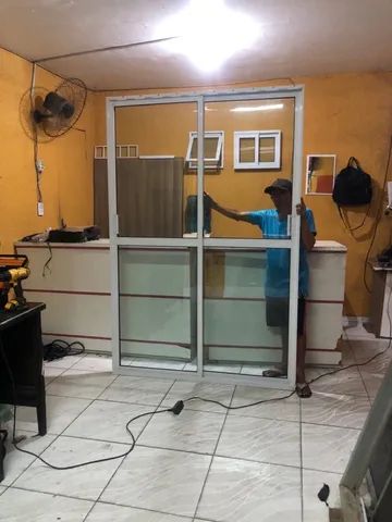 Porta de alumínio branco com vidro  - Foto 2