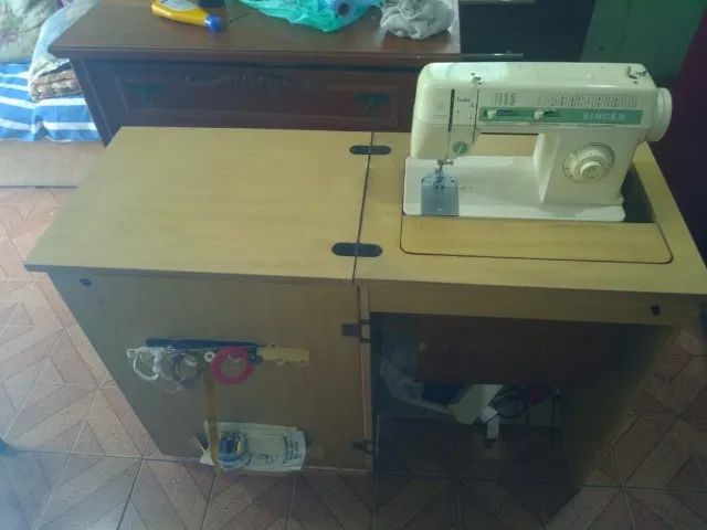 Máquina de Costura Singer Facilita 43 com gabinete - Foto 4