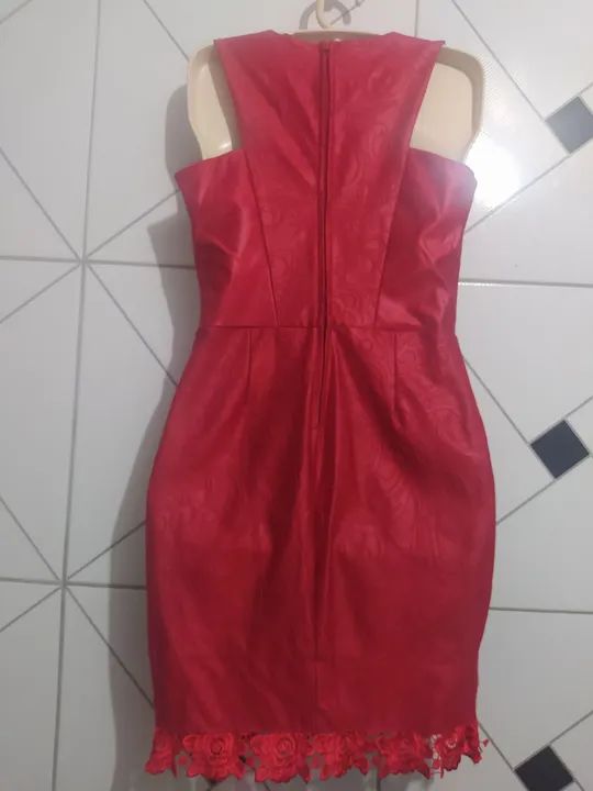 Vestido vermelho de couro com renda - Foto 2