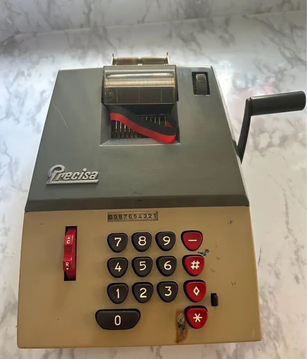 Máquina de Somar Antiga Precisa - Vintage. Avista 20% desconto  - Foto 5