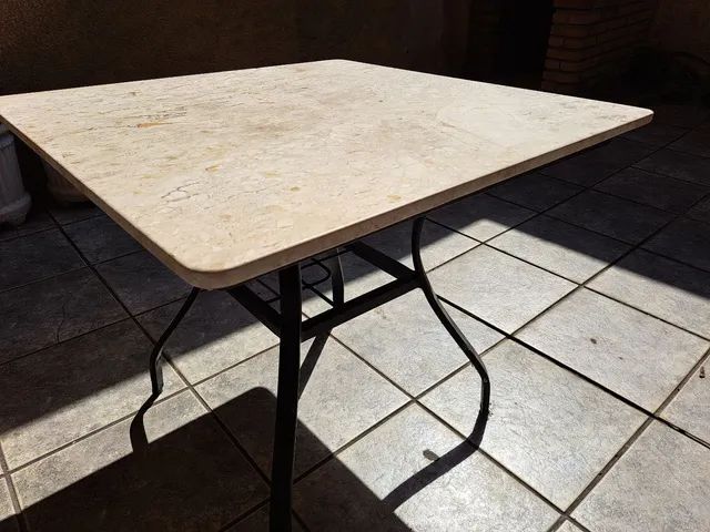 Mesa Granito com pés de ferro