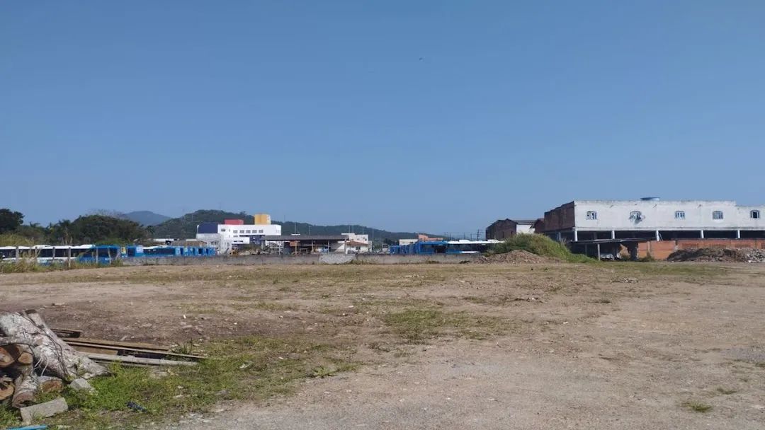 Terreno com 12.000m² - À venda em Canasvieiras.