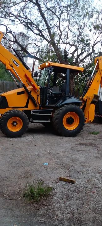 Retroescavadeira jcb  ano 2009 5500 horas  emplacada estado de nova