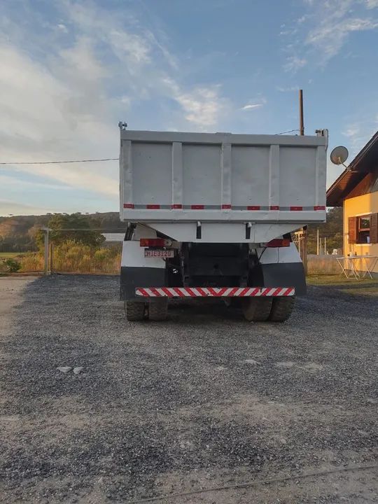 Caçamba traçado Mercedes 2726 ano 2009 top de caminhão  - Foto 12