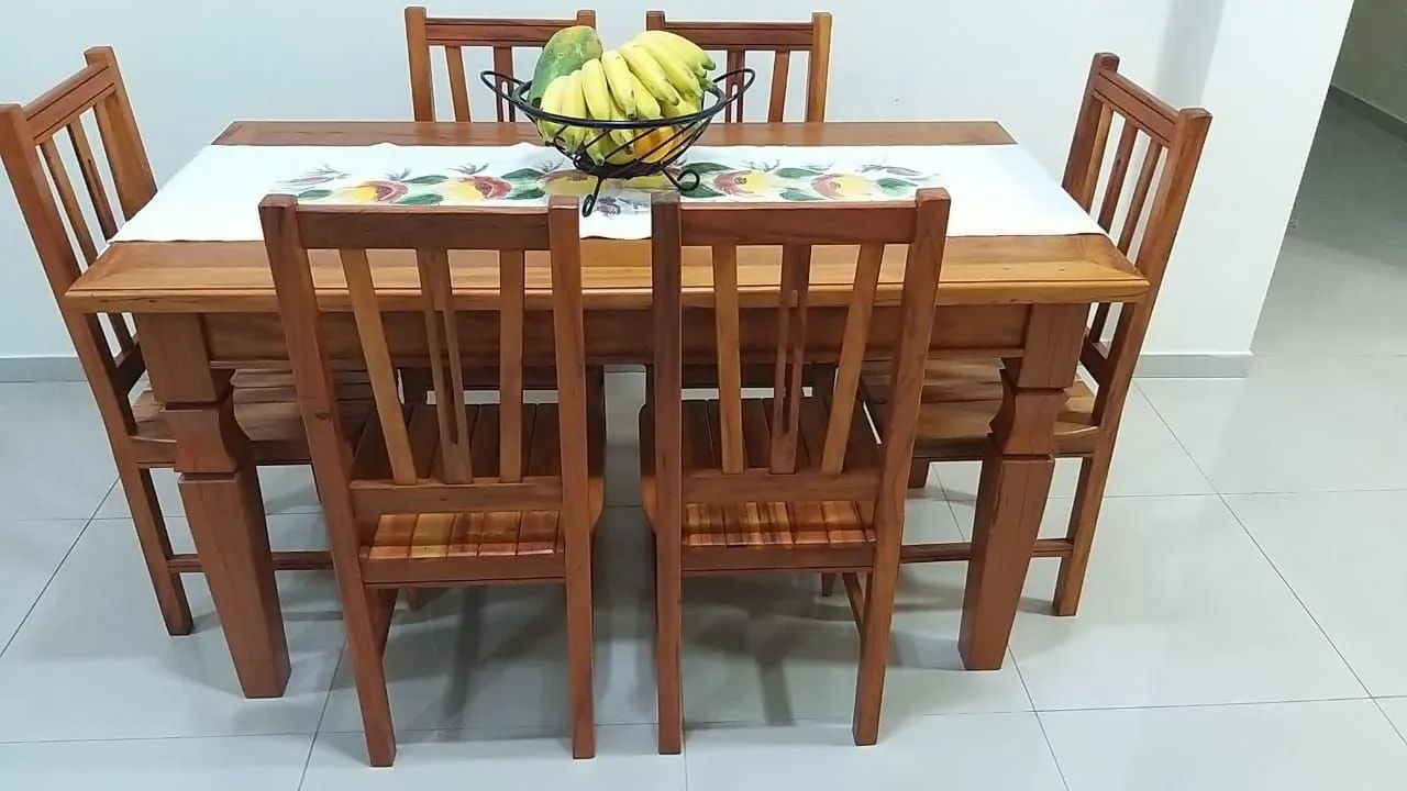 Mesa em peroba rosa com cadeiras. - Foto 5