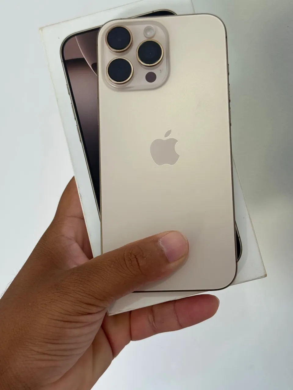 Pra vendo logo 16 pro max 256GB nota fiscal 1 mês de uso não abaixo o preço