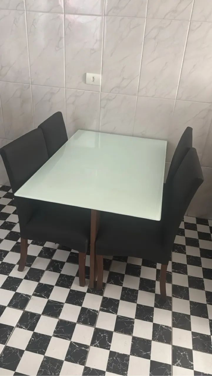 Mesa de jantar de vidro com 4 cadeiras