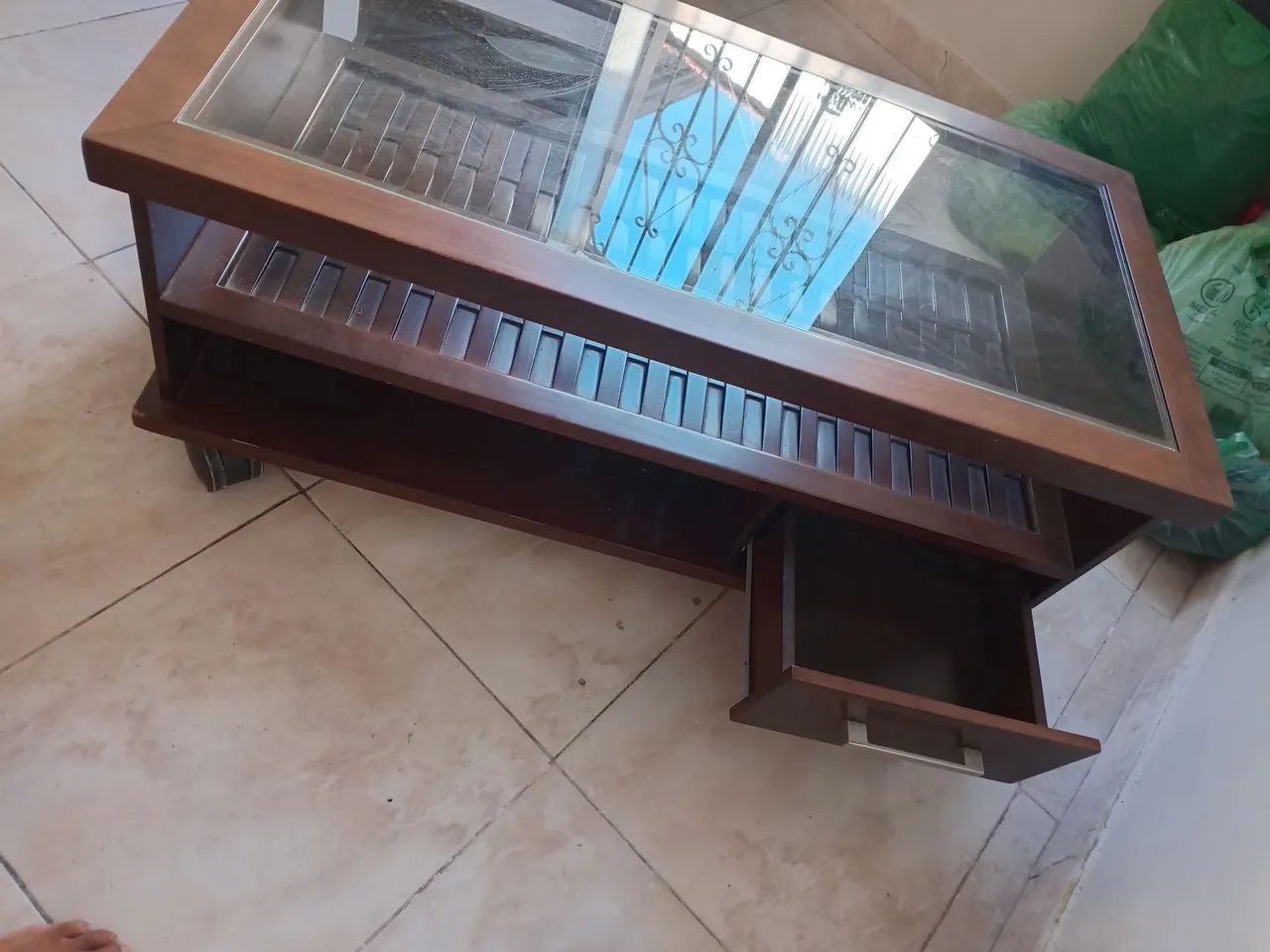 Mesa de Centro em Madeira com Tampo de Vidro - Foto 3