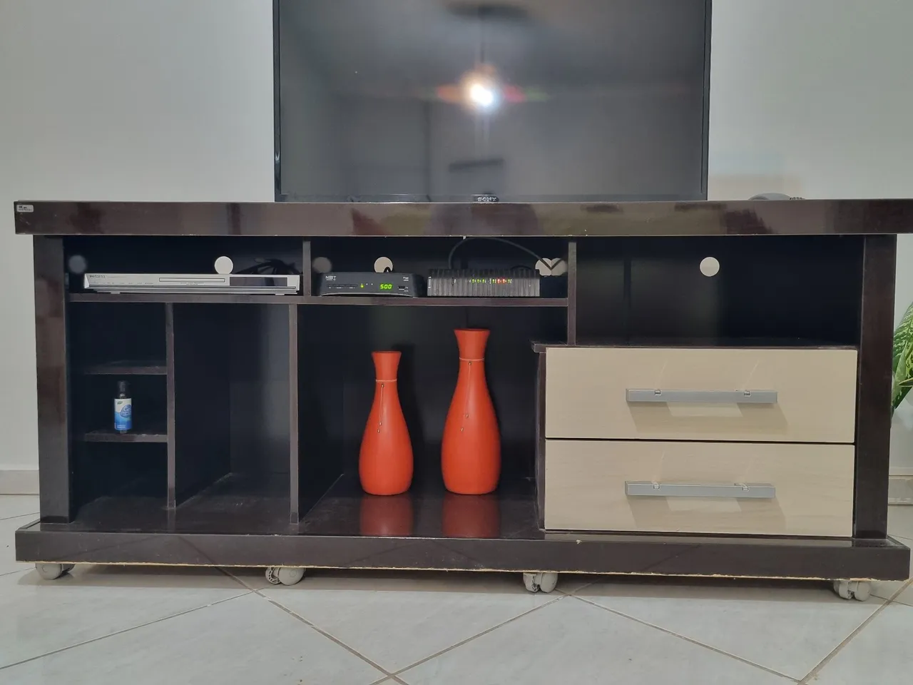 Rack para TV com Rodinhas e Design Moderno