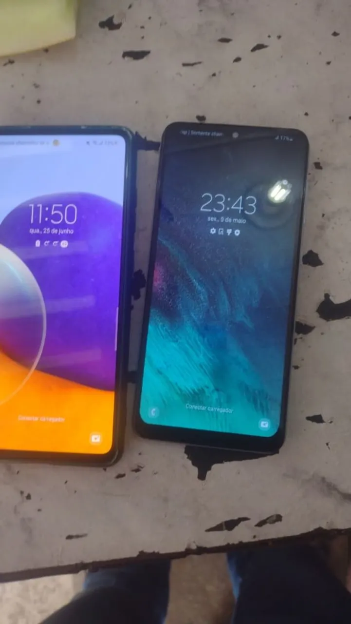 Celular A30 e um A72