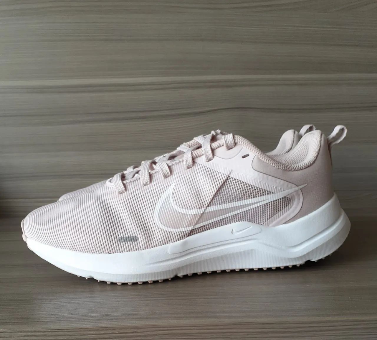 Tênis de corrida Nike Downshifter 12 - Rosa e branco - Foto 4